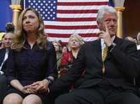 Chelsea y y Bill Clinton, entre los asistentes al acto en que la legisladora por Nueva York, durante un discurso de casi media hora en el edificio del Museo Nacional, puso fin a su contienda electoral
