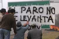 Productores rurales argentinos que apoyan continuar con las protestas, este fin de semana en una carretera cerca de Rosario, provincia de Santa Fe