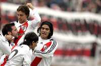 Jugadores del River Plate festejan la conquista del título, tras cuatro años de sequía