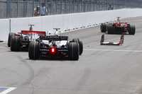 El británico Hamilton (izquierda) chocó su McLaren contra el finlandés Raikkonen (Ferrari), incidente por el que fue penalizado