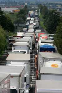 Cientos de tráilers y camiones de carga bloquearon desde la mañana la autopista Toluca-Atlacomulco, lo que provocó un asentamiento de vehículos de más de 5 kilómetros