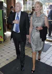 John McCain y su esposa Cindy a su llegada a una cafetería de Richmond, Virginia