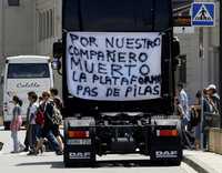 Un camión catalán participa de la huelga del transporte bloqueando calles en Barcelona