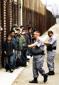 Indocumentados esperan ser deportados desde Estados Unidos hacia Tijuana, en imagen de archivo