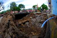Las constantes lluvias provocaron en Jalapa, Veracruz, la ruptura del drenaje y de tuberías de agua potable, lo que causó el hundimiento de la calle Juárez, en el centro de la ciudad