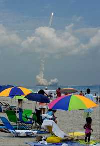 Cocoa Beach, en Florida, se pobló ayer de curiosos que avistaron el lanzamiento del cohete Delta II, que lleva al telescopio Glast hacia su misión de detectar fuentes de rayos gamma en el universo