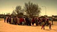 Fotograma del documental que muestra una reunión en Soweto, Sudáfrica, en el contexto de la lucha por su derecho a la electricidad