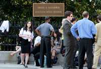 Empleados del edificio Eisenhower, sobre el campus de la Casa Blanca, esperan el retorno de la electricidad