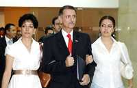 Carlos Abascal, acompañado de su esposa e hija, a su llegada a la sede de la audiencia sobre el aborto