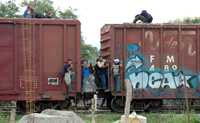 En Tenosique, Tabasco, colindante con Guatemala, decenas de indocumentados viajan por tren para cruzar México en el intento de llegar a Estados Unidos