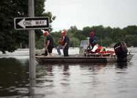 Voluntarios recorren parte de la ciudad de Burlington, cubierta por las aguas. De acuerdo con reportes de las autoridades, parte del campus de la universidad de Iowa está inundado
