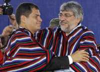 El mandatario de Ecuador, Rafael Correa, izquierda, y el presidente electo de Paraguay, Fernando Lugo, visten los tradicionales ponchos durante una reunión en el pueblo ecuatoriano de Guaranda, donde Lugo comenzó su vida como sacerdote hace 30 años