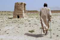 Abdul Malak, hombre de 30 años que perdió una pierna al pisar una mina, camina hacia su casa en el poblado de Bakhshikhail, provincia de Parwan. Esta comunidad afgana estuvo llena de explosivos durante los conflictos entre talibanes y mujaidines