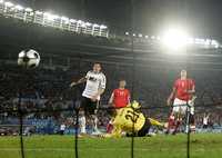El portero Juergen Macho no pudo hacer nada para evitar el gol ante el impresionante tiro del alemán Michael Ballack