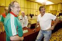 Decio de María, secretario general de la Federación Mexicana de Futbol, y Ricardo Lavolpe, entrenador del Monterrey, en el XIX Régimen de Transferencias, realizado en Cancún