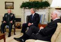 El presidente Bush con el general Dan McNeil (izquierda), anterior comandante de la Organización del Tratado del Atlántico Norte (OTAN) en Afganistán, y el secretario de Defensa, Robert Gates, en la oficina oval de la Casa Blanca