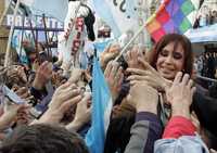 La mandataria argentina es aclamada por miles de seguidores de su gobierno, ayer después de pronunciar un discurso en que acusó al sector rural de atentar contra la democracia