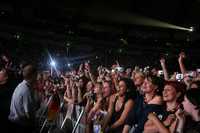 Bill Kaulitz, vocalista de la banda, es inconfundible con su melena negra, peinada como erizo; cuando apareció sobre el esenario, las adolescentes entraron en estado de histeria colectiva