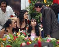 REFUGIADA. El presidente de Nicaragua, Daniel Ortega, conversa con la estudiante mexicana Lucía Morett y con dos integrantes de las FARC, Doris Torres (derecha) y Martha Pérez, quienes resultaron heridas durante el ataque colombiano en Ecuador