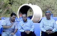 El presidente Felipe Calderón escucha al gobernador de Aguascalientes, Luis Armando Reynoso Femat. Los acompaña –a la derecha– el secretario de Agricultura, Alberto Cárdenas Jiménez