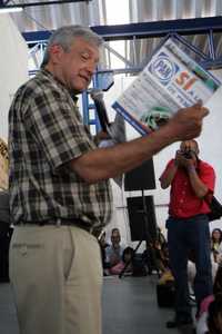 Andrés Manuel López Obrador, durante su gira de información en defensa del petróleo, realizada en San Juan del Río, Querétaro