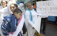 Padres de pacientes del Hospital Psiquiátrico Infantil durante la protesta que realizaron afuera del nosocomio, sobre la calle de San Fernando