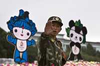 Soldados y policías chinos mantienen puestos de vigilancia cada 200 metros en Lhasa