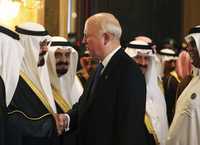 El rey Abdullah (izquierda) saluda al secretario estadunidense de Energía, Samuel Bodman, y al ministro del petróleo de Qatar, Abdullah al-Attiyah (derecha), en la inauguración de la cumbre de energía en Yeda, ayer domingo