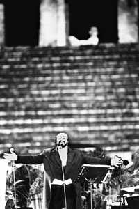 El tenor italiano Luciano Pavarotti durante el concierto que ofreció en la zona arqueológica de Chichén Itzá, en abril de 1997