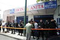 Movilización policiaca afuera del establecimiento donde ayer fueron ejecutados dos miembros de la Policía Federal Preventiva