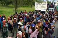 Bases de apoyo del EZLN gritan consignas durante una marcha en la ciudad de Palenque, Chiapas, en enero de 2006
