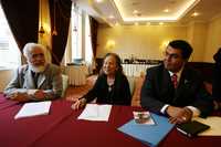 La senadora Rosario Ibarra de Piedra encabezó la conferencia de prensa del Frente Nacional contra la Represión; la acompañaron Hugo Rosas (derecha) y Édgar Sánchez