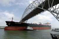 El buque Polar Mariner lleva combustible a la refinería del puerto de Corpus Christi, Texas