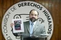 El ombudsman Emilio Álvarez Icaza en la conferencia de prensa en la que adelantó parte del informe que elabora la Comisión de Derechos Humanos del Distrito Federal sobre el caso News Divine