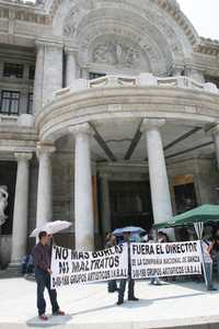 Trabajadores del INBA, ayer, durante la protesta que realizaron en la entrada principal del Palacio de Bellas Artes