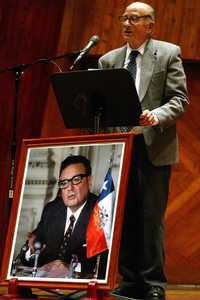 Pablo González Casanova, la noche del jueves, durante su intervención en el homenaje que se rindió a Salvador Allende en la sala Silvestre Revueltas del Centro Cultural Ollin Yoliztli
