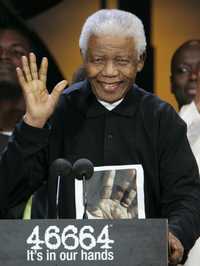 El histórico líder sudafricano Nelson Mandela durante el concierto, en Londres