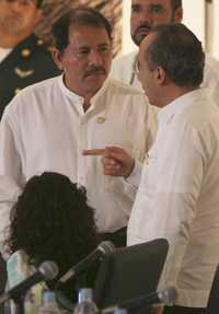 El presidente Felipe Calderón platica con su homólogo de Nicaragua, Daniel Ortega, en el contexto de la cumbre de Tuxtla