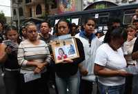 Decenas de personas realizaron un plantón frente a la discoteca News Divine para exigir justicia por la muerte de nueve jóvenes