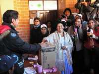 Savina Cuéllar, aspirante a gobernadora de Chuquisaca por la Alianza Comité Interinstitucional, ayer al depositar su voto en una casilla ubicada en la ciudad de Sucre. Resultados preliminares le dan la victoria, lo que daría a la oposición el control de seis gobiernos locales en Bolivia