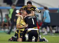 Iker Casillas, Pepe Reina (izquierda), Fernando Torres y Andrés Palop festejan tras el término del partido