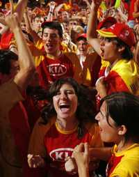 La alegría por el triunfo se desbordó en ciudades como Madrid, Barcelona, Santander, Oporto y Gijón