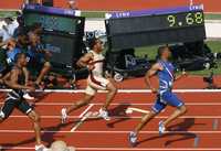 Tyson Gay, con ayuda del viento, para el reloj en 9.68 segundos para los 100 metros en las competencias de Eugene, Oregon. Walter Dix (al centro) fue segundo y Darvis Patton (izquierda) tercero