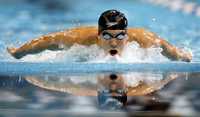 Michael Phelps en la final de 400 metros combinados en los clasificatorios olímpicos que se disputan en Omaha, Nebraska