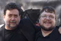 Guillermo del Toro, acompañado por Guillermo Navarro (a la izquierda), director de fotografía de Hellboy 2. The Golden Army, que se presentó la noche del sábado en Los Ángeles