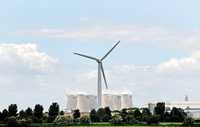 El gobierno británico ha emprendido una revolución verde instalando paneles solares y turbinas de viento para suministrar electricidad a los hogares. En la imagen, una turbina dispuesta frente a la termoeléctrica de Drax –que funciona a base de carbón–, en el norte de Inglaterra