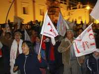 Simpatizantes de Savina Cuéllar, de Alianza Comité Interinstitucional, celebran en la ciudad de Sucre, Bolivia, la victoria de la indígena quechua en los comicios del domingo