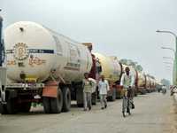 Varios camiones quedaron estacionados cerca de una refinería de petróleo en la ciudad de Mathura, en acatamiento a una huelga nacional del transporte que se realizó ayer en India, en protesta por los elevados impuestos y el incrento de precios de los combustibles