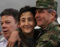 La ex candidata presidencial, ayer, con el titular del ejército colombiano, horas después de ser liberada