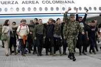 Recepción de los 15 rehenes de las Fuerzas Armadas Revolucionarias de Colombia rescatados ayer, en una base militar de Bogotá. Al frente del grupo, Mario Montoya, jefe del ejército colombiano